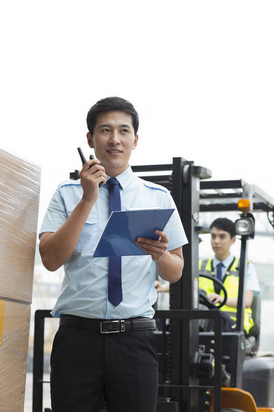 东方人,成年人,两个人,伙伴,工厂,站,打电话,搬运,竖图,彩色,室外,白天,工作服,制服,满意,友谊,幸福,骄傲,安全,合作,信心,技术,科技,电话,北京,中国,亚洲,许多,堆积,检查,工作,图片,纸箱,防护,很多,年轻,听,指挥,仓库,黄种人,通讯设备,现代,货物,车,工人,话筒,交通工具,驾驶,行业,职业,健康,机械,工程车,电话线,活力,自信,工业,运输,管理员,摄影,储藏,搬运工,保护,对讲机,铲车,存储,厂房,工程,叉车,固定电话,交易,效率,储存,货运,运送,同伴,载具,对讲,保险,专业,登记,检验,分配,搬运车,流转,装卸,管理人员,东亚,操控,物流,保全,周全,安稳,安定,可靠,乐观,交通运输,搜检,无线电技术,责任,工作车,产业,查察,查抄,检察,审查,管理,交流,平安,认真,友情,男人,男性,年轻男性,亚洲人,中国人,年轻人,电话机,沟通,交谈,说话,通话,半身,商业,工地,贮存,仓库管理员,库管,电动叉车,bj174