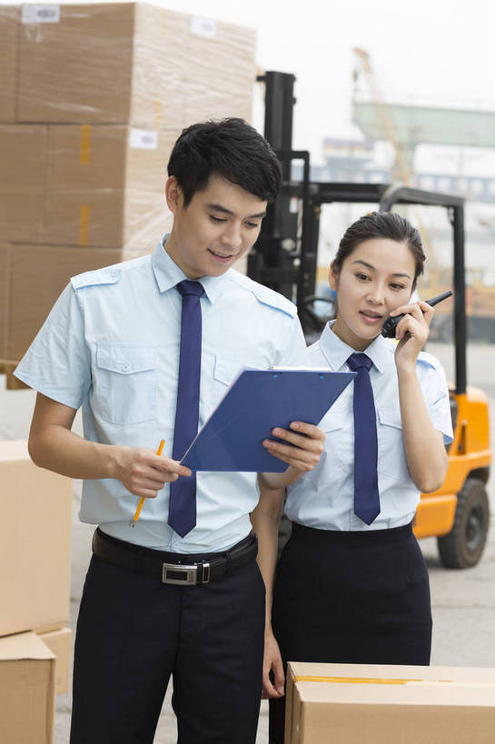 东方人,成年人,两个人,伙伴,工厂,站,打电话,搬运,微笑,竖图,彩色,室外,白天,工作服,制服,满意,友谊,幸福,骄傲,安全,合作,信心,技术,科技,电话,北京,中国,亚洲,堆积,检查,工作,图片,防护,年轻,听,指挥,仓库,黄种人,通讯设备,现代,货物,车,工人,话筒,交通工具,行业,职业,健康,机械,工程车,电话线,活力,美女,自信,工业,运输,管理员,摄影,储藏,搬运工,保护,对讲机,铲车,存储,厂房,控制,工程,叉车,固定电话,交易,效率,储存,货运,运送,同伴,载具,对讲,保险,专业,检验,分配,搬运车,流转,装卸,管理人员,东亚,物流,保全,周全,安稳,安定,可靠,乐观,交通运输,搜检,无线电技术,责任,工作车,产业,查察,查抄,检察,审查,管理,交流,平安,认真,友情,男人,男性,年轻男性,年轻女性,女人,女性,亚洲人,中国人,年轻人,电话机,沟通,交谈,说话,通话,半身,商业,工地,贮存,仓库管理员,库管,电动叉车,bj174