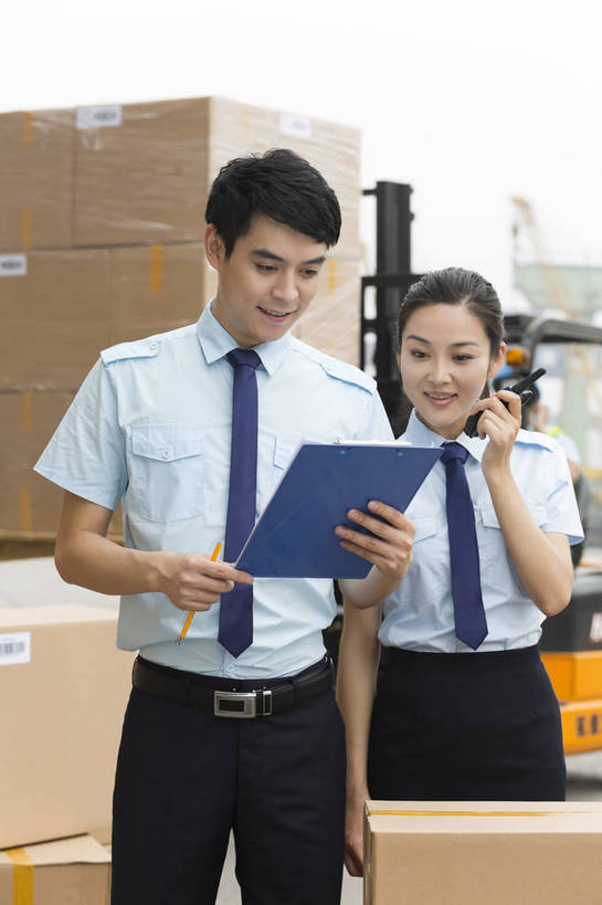 东方人,成年人,两个人,伙伴,工厂,站,打电话,搬运,微笑,竖图,彩色,室外,白天,工作服,制服,满意,友谊,幸福,骄傲,安全,合作,信心,技术,科技,电话,北京,中国,亚洲,堆积,检查,工作,图片,防护,年轻,听,指挥,仓库,黄种人,通讯设备,现代,货物,车,工人,话筒,交通工具,行业,职业,健康,机械,工程车,电话线,活力,美女,自信,工业,运输,管理员,摄影,储藏,搬运工,保护,对讲机,铲车,存储,厂房,控制,工程,叉车,固定电话,交易,效率,储存,货运,运送,同伴,载具,对讲,保险,专业,检验,分配,搬运车,流转,装卸,管理人员,东亚,物流,保全,周全,安稳,安定,可靠,乐观,交通运输,搜检,无线电技术,责任,工作车,产业,查察,查抄,检察,审查,管理,交流,平安,认真,友情,男人,男性,年轻男性,年轻女性,女人,女性,亚洲人,中国人,年轻人,电话机,沟通,交谈,说话,通话,半身,商业,工地,贮存,仓库管理员,库管,电动叉车,bj174