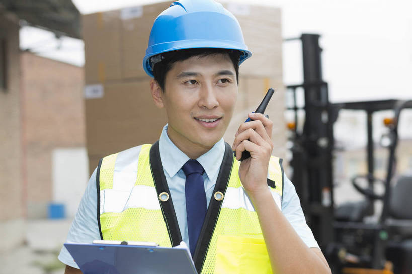 东方人,成年人,一个人,工厂,站,打电话,搬运,微笑,横图,彩色,室外,白天,工作服,制服,满意,幸福,骄傲,安全,信心,技术,科技,电话,北京,中国,亚洲,堆积,检查,工作,图片,防护,年轻,听,指挥,仓库,黄种人,通讯设备,现代,货物,车,工人,话筒,交通工具,行业,职业,健康,机械,工程车,电话线,活力,自信,工业,运输,管理员,摄影,储藏,搬运工,保护,对讲机,铲车,存储,厂房,控制,工程,叉车,固定电话,交易,效率,储存,货运,运送,载具,对讲,保险,专业,检验,分配,搬运车,单人,流转,装卸,管理人员,东亚,物流,保全,周全,安稳,安定,可靠,乐观,交通运输,搜检,无线电技术,责任,工作车,产业,单独,查察,查抄,检察,审查,管理,交流,平安,认真,男人,男性,年轻男性,亚洲人,中国人,年轻人,电话机,沟通,交谈,说话,通话,半身,商业,工地,贮存,仓库管理员,库管,电动叉车,bj174