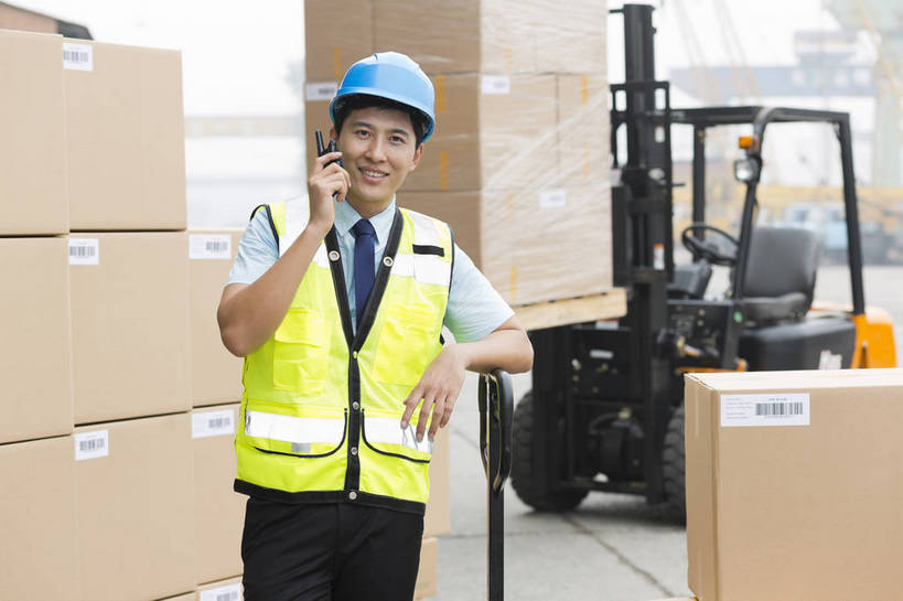 东方人,成年人,一个人,工厂,站,打电话,搬运,微笑,横图,彩色,室外,白天,工作服,制服,满意,幸福,骄傲,安全,信心,技术,科技,电话,北京,中国,亚洲,堆积,检查,工作,图片,防护,年轻,听,指挥,仓库,黄种人,通讯设备,现代,货物,车,工人,话筒,交通工具,行业,职业,健康,机械,工程车,电话线,活力,自信,工业,运输,管理员,摄影,储藏,搬运工,保护,对讲机,铲车,存储,厂房,控制,工程,叉车,固定电话,交易,效率,储存,货运,运送,载具,对讲,保险,专业,检验,分配,搬运车,单人,流转,装卸,管理人员,东亚,物流,保全,周全,安稳,安定,可靠,乐观,交通运输,搜检,无线电技术,责任,工作车,产业,单独,查察,查抄,检察,审查,管理,交流,平安,认真,男人,男性,年轻男性,亚洲人,中国人,年轻人,电话机,沟通,交谈,说话,通话,半身,商业,工地,贮存,仓库管理员,库管,电动叉车,bj174