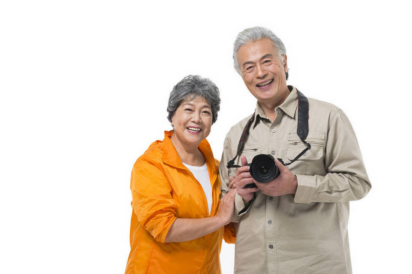 东方人,成年人,老年人,头发,两个人,家庭,夫妻,丈夫,妻子,站,笑,微笑,露齿笑,横图,彩色,照片,白色背景,爱情,锻炼,旅游,度假,快乐,幸福,分享,秋季,北京,中国,亚洲,游客,勾,挽,服装,节日,庆祝,并排,图片,浪漫,年轻,生活,拿着,依靠,注视,休闲装,黄种人,文化,娱乐,拍照,衣服,白色,春季,观察,看,郊游,庆典,休闲,游玩,和谐,健康,温暖,温馨,一家人,休闲服,恩爱,放松,活力,精神,乐趣,亲密,自信,勾着,恋人,摄影,服饰,生活方式,观看,靠近,纪念,单反相机,和睦,假期,察看,退休,搀扶,享乐,愉悦,关爱,关注,娱乐活动,亲近,亲情,爱好,玩乐,户外运动,挽着,周末,东亚,摄影器材,陪同,重阳节,乐观,陪伴,无忧无虑,老年男性,老年女性,男人,男性,女人,女性,亚洲人,中国人,夫妇,情侣,照相机,半身,影棚拍摄,旅行,爱,欢乐,开心,愉快,拍摄,照相,登高节,老年节,伴侣,融洽,运动装,伴随,bj174