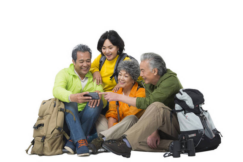 东方人,成年人,中年人,老年人,头发,四个人,人群,伙伴,朋友,坐,笑,微笑,露齿笑,横图,彩色,照片,白色背景,仰视,锻炼,聚会,旅游,度假,快乐,通讯,友谊,幸福,分享,团队,互联网,科技,秋季,道路,地图,手机,北京,中国,亚洲,盘绕,服装,节日,庆祝,并排,环绕,围绕,因特网,网络,网址,信息,图片,望远镜,域名,交通,年轻,生活,环抱,休闲装,黄种人,方向,文化,娱乐,电子产品,衣服,白色,背包,春季,郊游,庆典,休闲,游玩,健康,休闲服,放松,活力,精神,乐趣,亲密,自信,通信,创意,摄影,服饰,缭绕,生活方式,靠近,引导,指引,纪念,假期,退休,享乐,查找,愉悦,关爱,娱乐活动,亲近,地址,玩乐,户外运动,结伴,装备,周末,东亚,陪同,重阳节,情感,乐观,无线电技术,陪伴,无忧无虑,交流,上网,友情,老年男性,老年女性,男人,男性,女人,女性,亚洲人,中国人,沟通,坐着,低角度拍摄,全身,影棚拍摄,旅行,欢乐,开心,愉快,登高节,老年节,导航,运动装,伴随,bj174