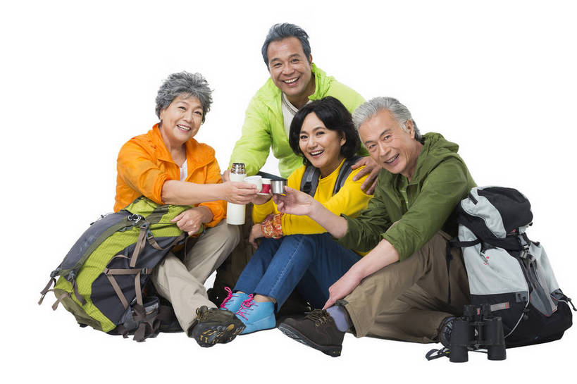 东方人,成年人,中年人,老年人,头发,四个人,人群,伙伴,朋友,坐,举,笑,微笑,露齿笑,横图,彩色,照片,白色背景,仰视,聚会,旅游,度假,快乐,友谊,幸福,分享,团队,秋季,杯子,北京,中国,亚洲,喝,喝水,盘绕,服装,节日,庆祝,并排,环绕,围绕,图片,望远镜,年轻,生活,环抱,注视,休闲装,黄种人,文化,娱乐,水壶,衣服,白色,背包,酒杯,水杯,春季,干杯,观察,看,托,郊游,庆典,休息,休闲,游玩,健康,休闲服,放松,活力,精神,乐趣,亲密,自信,查询,摄影,服饰,缭绕,生活方式,搭肩,观看,靠近,纪念,假期,察看,退休,享乐,查找,愉悦,关爱,关注,娱乐活动,亲近,露营,玩乐,户外运动,结伴,装备,周末,东亚,陪同,重阳节,情感,乐观,陪伴,无忧无虑,交流,上网,友情,老年男性,老年女性,男人,男性,女人,女性,亚洲人,中国人,沟通,举起,举手,举着,向上举,向上伸,向上托,坐着,低角度拍摄,全身,影棚拍摄,旅行,欢乐,开心,愉快,登高节,老年节,运动装,伴随,bj174