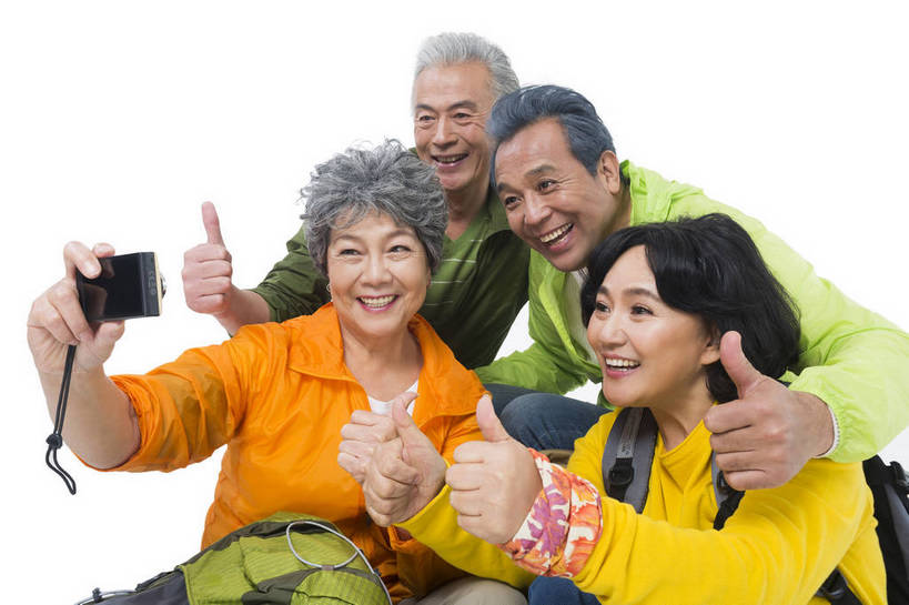 东方人,成年人,中年人,老年人,头发,四个人,人群,伙伴,朋友,坐,笑,微笑,露齿笑,横图,俯视,彩色,照片,白色背景,聚会,旅游,度假,快乐,友谊,幸福,分享,团队,秋季,北京,中国,亚洲,盘绕,服装,节日,庆祝,并排,环绕,围绕,图片,年轻,生活,环抱,休闲装,黄种人,文化,娱乐,拍照,衣服,白色,背包,数码相机,春季,郊游,庆典,休息,休闲,游玩,健康,休闲服,放松,活力,精神,乐趣,亲密,自信,自拍,摄影,服饰,缭绕,生活方式,靠近,纪念,假期,退休,享乐,愉悦,关爱,娱乐活动,亲近,露营,玩乐,户外运动,结伴,装备,周末,东亚,陪同,重阳节,情感,乐观,陪伴,无忧无虑,交流,友情,老年男性,老年女性,男人,男性,女人,女性,亚洲人,中国人,照相机,坐着,半身,高角度拍摄,影棚拍摄,旅行,欢乐,开心,愉快,登高节,老年节,运动装,伴随,bj174
