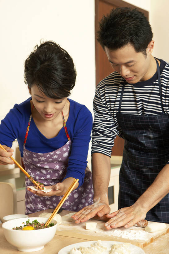 东方人,成年人,两个人,家庭,夫妻,丈夫,妻子,微笑,竖图,室内,白天,正面,家务,快乐,兴奋,幸福,筷子,北京,中国,亚洲,握,准备,围裙,房屋,灶台,公寓,食品,饺子,注视,休闲装,传统,饮食,盘子,碗,中国菜,观察,看,站着,休闲,健康,温暖,温馨,一家人,调情,握着,摄影,观看,协助,和睦,察看,专心,享乐,关注,忙碌,东亚,男人,年轻男性,年轻女性,女人,女性,亚洲人,中国人,年轻人,情侣,烹调,说话,半身,彩图,融洽,家务劳动,bj175