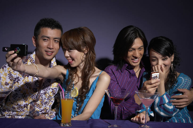 东方人,成年人,四个人,酒吧,笑,微笑,露齿笑,横图,室内,正面,爱情,快乐,通讯,友谊,幸福,技术,手机,相机,北京,中国,亚洲,喝,连接,紫色背景,并排,食品,酒类,饮品,浪漫,休闲装,饮食,食物,饮料,紫色,数码相机,温暖,温馨,恩爱,亲密,搭,自拍,约会,恋人,摄影,和睦,便利,享乐,搭着,可口,东亚,马提尼,陪同,无线电技术,适口,陪伴,无忧无虑,马提尼酒杯,男人,男性,年轻男性,年轻女性,女人,女性,亚洲人,中国人,年轻人,情侣,坐着,半身,彩图,影棚拍摄,欢乐,照相,伴侣,融洽,混合饮料,伴随,bj175