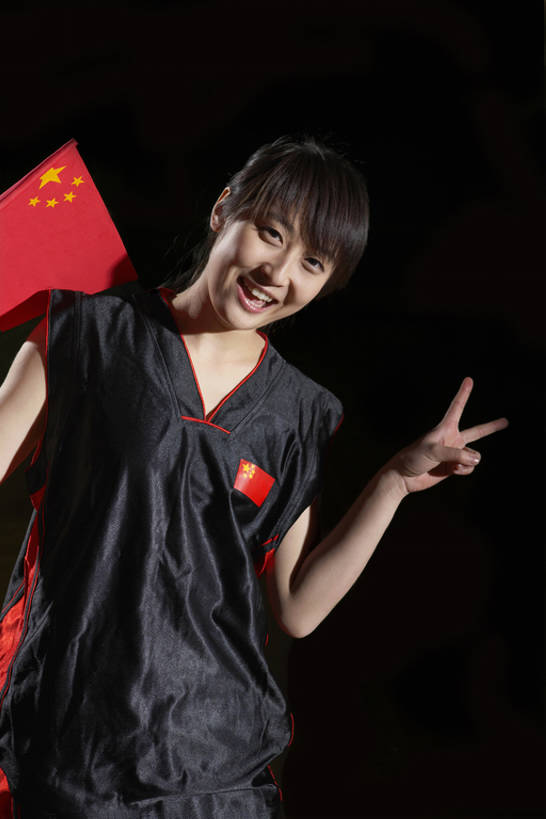 东方人,成年人,一个人,运动员,笑,微笑,露齿笑,竖图,室内,正面,运动服,游戏,快乐,满意,兴奋,幸福,骄傲,成功,胜利,运动,旗帜,国旗,北京,中国,亚洲,仅一个年轻女性,仅一个女性,仅一个人,握,服装,节日,庆祝,注视,文化,体育场,裸露,刺激,球,衣服,观察,看,手势,站着,庆典,健康,自信,握着,摄影,服饰,观看,纪念,察看,衣着,穿着,关注,国庆,裸,田径运动员,篮球运动,中国国旗,东亚,爱国主义,国庆节,衣饰,年轻女性,女人,女性,亚洲人,中国人,年轻人,休闲活动,体育运动员,运动选手,彩图,欢乐,开心,打手势,运动装,健身俱乐部,bj175