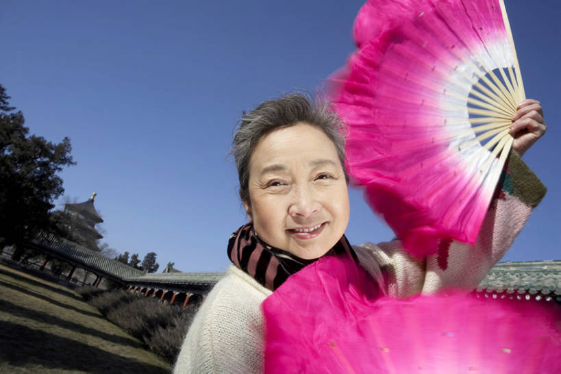 东方人,老年人,一个人,公园,天坛,微笑,横图,室外,白天,正面,仰视,旅游,度假,幸福,太阳,北京,日光,中国,亚洲,仅一个女性,仅一个人,表演,握,折扇,挥手,注视,休闲装,娱乐,粉色,蓝天,观察,看,站着,仅一个中年女性,享受,休闲,健康,放松,握着,摄影,生活方式,观看,察看,享乐,关注,中国文化,肖像,爱好,东亚,无忧无虑,老年女性,女人,女性,亚洲人,中国人,休闲活动,半身,彩图,低角度拍摄,传统文化,扇舞,bj175