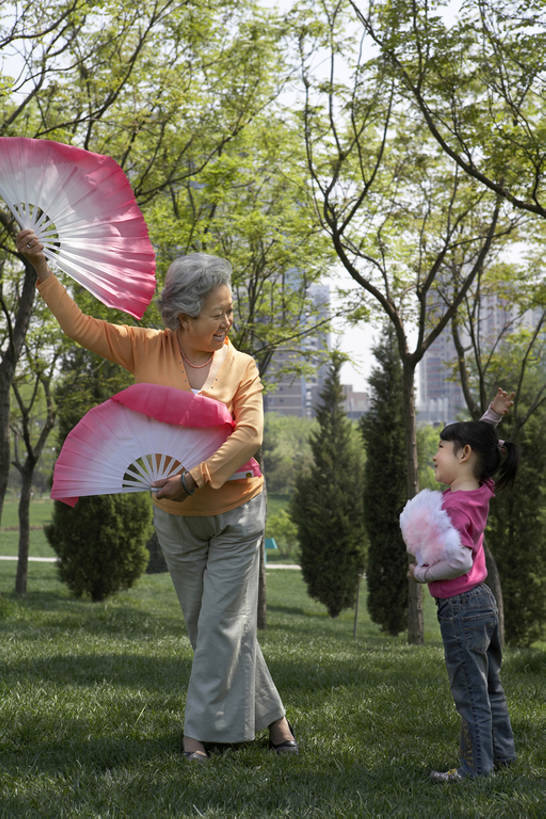 东方人,婴儿,儿童,成年人,老年人,两个人,家庭,女儿,儿子,祖母,公园,微笑,竖图,室外,白天,留白,侧面,锻炼,旅游,度假,通讯,纯洁,美景,北京,日光,中国,亚洲,表演,连接,握,折扇,景观,教育,联系,美丽,玩,T恤,牛仔裤,休闲装,娱乐,传统,刺激,草,树,小孩,粉色,绿色,自然,春天,教,看,试穿,手势,站着,享受,休闲,健康,景色,放松,活力,季节,可爱,平衡,亲密,童年,童趣,无辜,凝视,握着,摄影,建造,活泼,生长,观看,支撑,退休,专心,知识,享乐,练习,愉悦,关爱,中国文化,自然风光,记忆,亲情,宝宝,爱好,出示,激励,户外活动,童真,东亚,纯真,烂漫,无邪,发展,陪同,技能,陪伴,无忧无虑,伶俐,天真,老年女性,女孩,女人,女性,亚洲人,中国人,孩子,孙女,休闲活动,舞者,彩图,全身,欢乐,舞蹈,打手势,传统文化,人老心不老,扇舞,好奇心,伴随,bj175