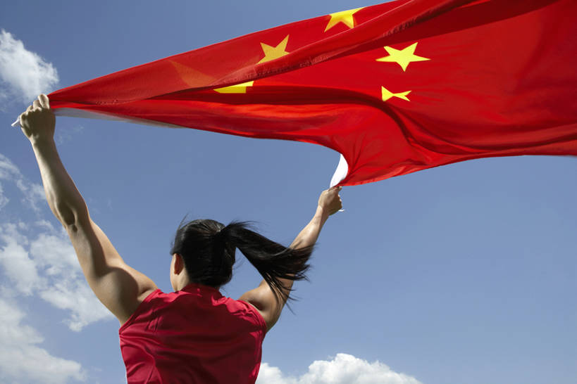东方人,成年人,健壮,一个人,运动员,跑,举,横图,室外,白天,仰视,运动服,锻炼,快乐,满意,自由,幸福,成功,比赛,运动,信心,竞争,技术,赛跑,太阳,旗帜,国旗,北京,日光,中国,亚洲,仅一个年轻女性,仅一个女性,仅一个人,伸展,握,服装,球场,竞技运动,训练,娱乐,体育场,飞,刺激,背面,衣服,红色,蓝色,蓝天,天空,托,站着,教练,职业,休闲,健康,放松,活力,决定,力量,握着,摄影,服饰,技巧,希望,迅速,马尾辫,酷,享乐,敏捷,体育运动,衣着,穿着,运送,决心,手艺,荣誉,田径运动,中国国旗,东亚,坚持,爱国主义,衣饰,技能,技艺,能力,获胜,体育,年轻女性,女人,女性,亚洲人,中国人,年轻人,上装,休闲活动,体育运动员,运动选手,举起,举手,举着,向上举,向上伸,向上托,彩图,低角度拍摄,健身,欢乐,妙技,运动装,本领,韧性,bj175
