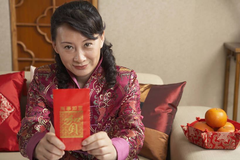 东方人,成年人,中年人,老年人,一个人,家庭,家,客厅,微笑,横图,室内,白天,正面,快乐,幸福,沙发,柑橘,北京,中国,春节,亚洲,握,节日,庆祝,装饰,信封,房屋,墙,冬天,食品,饮品,注视,历史,传统,饮食,食物,饮料,红色,观察,看,握着,摄影,红包,水果盘,观看,发送,察看,起居室,享乐,关注,可口,中国文化,出示,东亚,香袋,元旦,适口,柑桔,老年女性,女人,女性,亚洲人,中国人,橘子,桔子,坐着,半身,彩图,传统服装,欢乐,拜年,大红蜜橘,大红袍,红橘,黄橘,宽皮橘,给予,唐装,传统文化,传统节日,bj175