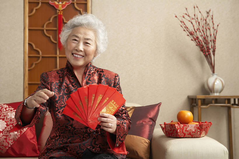 东方人,成年人,老年人,头发,一个人,家庭,祖母,家,客厅,笑,微笑,露齿笑,横图,室内,白天,正面,快乐,幸福,沙发,柑橘,北京,中国,春节,亚洲,仅一个女性,仅一个人,握,节日,庆祝,装饰,信封,房屋,墙,冬天,食品,饮品,注视,历史,传统,饮食,食物,饮料,红色,观察,看,仅一个中年女性,握着,摄影,红包,水果盘,观看,发送,察看,起居室,享乐,关注,可口,中国文化,出示,东亚,香袋,元旦,适口,柑桔,老年女性,女人,女性,亚洲人,中国人,橘子,桔子,坐着,半身,彩图,传统服装,欢乐,拜年,大红蜜橘,大红袍,红橘,黄橘,宽皮橘,给予,唐装,传统文化,传统节日,bj175