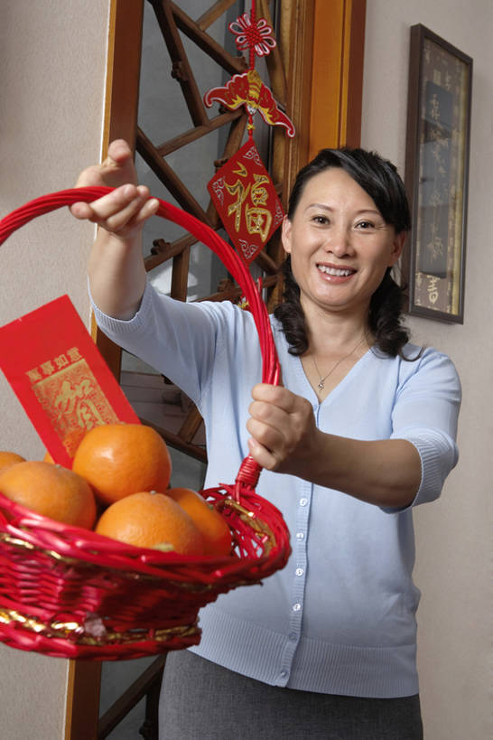 东方人,成年人,中年人,老年人,一个人,家庭,妻子,母亲,家,笑,微笑,露齿笑,竖图,室内,白天,正面,聚会,快乐,幸福,柑橘,水果,北京,中国,春节,亚洲,握,节日,庆祝,装饰,篮子,信封,房屋,冬天,过道,门口,食品,饮品,注视,休闲装,传统,饮食,食物,饮料,红色,观察,看,站着,休闲,握着,摄影,观看,发送,察看,享乐,关注,可口,清新,中国文化,东亚,香袋,元旦,适口,柑桔,老年女性,女人,女性,亚洲人,中国人,橘子,桔子,彩图,传统服装,欢乐,拜年,大红蜜橘,大红袍,红橘,黄橘,宽皮橘,给予,唐装,传统文化,传统节日,bj175