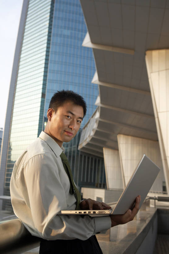 东方人,成年人,中年人,一个人,同事,商务人士,商务男性,微笑,竖图,室内,室外,白天,留白,侧面,衬衫,购物,商务,通讯,成功,合作,团队,集体,信心,消费,笔记本电脑,互联网,技术,日落,阳台,城市,北京,中国,亚洲,仅一个男性,仅一个人,仅一个中年男性,敲打,握,套装,开会,工作,会议,人行道,领带,联系,注视,干净,输入,现代,队伍,夏天,打字,观察,看,靠,靠着,职业,休息,休闲,健康,办公大楼,放松,活力,零售,握着,金融,摄影,建造,生活方式,观看,技巧,希望,出售,保护,点击,敲击,环境,察看,组织,便利,领导,舒适,经理,成就,都市风光,购买,关注,运送,努力,销售,手艺,忙碌,商务装,网上冲浪,合伙,领袖,贩卖,选购,贸易,工薪阶层,东亚,纯净,血拼,无线电技术,技能,技艺,登录,把握,认真,按键,计算机,男人,男性,年轻男性,亚洲人,中国人,年轻人,白领,上班族,售货员,休闲活动,坐着,半身,彩图,衬衣,高层建筑,妙技,办公室职员,本领,商务会议,商业活动,掌控,bj175
