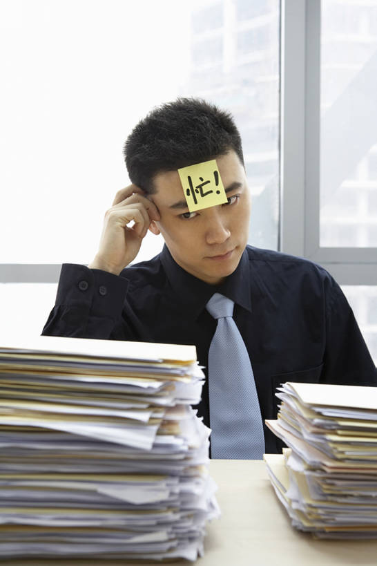 东方人,成年人,一个人,商务人士,商务男性,办公室,竖图,室内,白天,正面,衬衫,商务,窗户,北京,中国,亚洲,仅一个男性,仅一个人,覆盖,堆叠,套装,正装,丰富,工作,文件,便签,领带,现代,书桌,仅一个年轻男性,职业,疲倦,汉字,办公大楼,夸张,无助,压力,摄影,生活方式,幽默,疲劳,疲惫,文档,忙碌,商务装,困乏,工薪阶层,东亚,疲乏,委顿,疲困,疲顿,疲钝,倦怠,怠倦,男人,男性,年轻男性,亚洲人,中国人,年轻人,白领,上班族,坐着,半身,彩图,衬衣,办公室职员,bj175