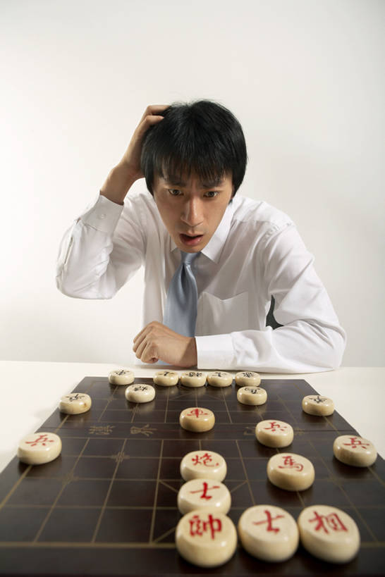 东方人,成年人,一个人,商务人士,商务男性,举,竖图,室内,白色背景,正面,衬衫,商务,游戏,比赛,计划,竞争,仅一个男性,仅一个人,套装,领带,玩,书桌,仅一个年轻男性,托,思考,抓,棋盘,国际象棋,规划,想,摄影,惊奇,关爱,爱好,商务装,选择,问题,挑战,工薪阶层,敌对,策略,中国象棋,技能,迷惑,能力,男人,男性,年轻男性,亚洲人,中国人,年轻人,白领,上班族,休闲活动,举起,举手,举着,向上举,向上伸,向上托,坐着,半身,彩图,高角度拍摄,衬衣,传统文化,bj175