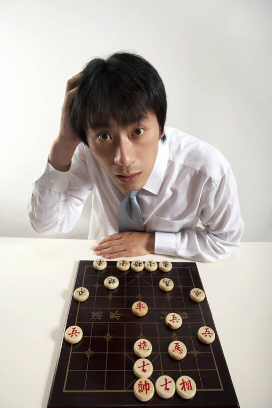 东方人,成年人,一个人,商务人士,商务男性,举,竖图,室内,白色背景,正面,衬衫,商务,游戏,比赛,计划,竞争,仅一个男性,仅一个人,套装,领带,玩,注视,书桌,仅一个年轻男性,观察,看,托,思考,抓,棋盘,国际象棋,规划,想,摄影,观看,惊奇,察看,关爱,关注,爱好,商务装,选择,问题,挑战,工薪阶层,敌对,策略,中国象棋,技能,迷惑,能力,男人,男性,年轻男性,亚洲人,中国人,年轻人,白领,上班族,休闲活动,举起,举手,举着,向上举,向上伸,向上托,坐着,半身,彩图,高角度拍摄,衬衣,传统文化,bj175