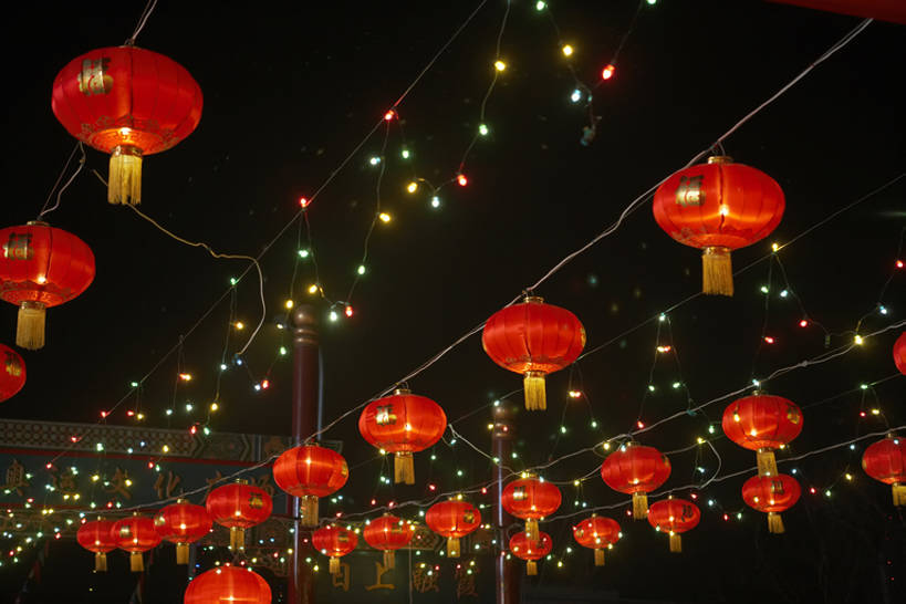 无人,室外,夜晚,正面,快乐,幸福,运气,照明,北京,中国,春节,亚洲,一排,吊挂,悬挂,节日,庆祝,整齐,装饰,彩灯,灯笼,纸灯笼,光,灯光,祝福,挂,传统,灯,排列,红色,福字,灯具,财富,摄影,花灯,明亮,照亮,享乐,愉悦,照明设备,队列,中国文化,东亚,繁荣,元旦,彩图,欢乐,传统文化,传统节日,bj175