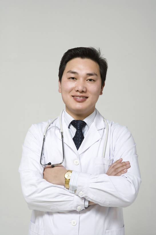 东方人,成年人,一个人,医生,医院,笑,双手交叉,微笑,露齿笑,竖图,留白,正面,工作服,制服,快乐,幸福,信心,技术,中国,亚洲,仅一个男性,仅一个人,灰色背景,注视,仅一个年轻男性,听诊器,观察,看,站着,医护人员,医疗人员,职业,健康,服务,摄影,观看,技巧,察看,医疗,卫生,双手抱胸,享乐,关爱,关注,手艺,东亚,实验服,可靠,工作制服,贡献,技能,技艺,信任,男人,男性,年轻男性,亚洲人,中国人,年轻人,大夫,半身,彩图,影棚拍摄,工作套服,欢乐,妙技,本领,bj175