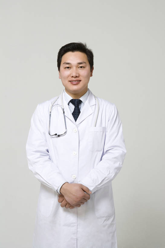 东方人,成年人,一个人,医生,医院,笑,微笑,露齿笑,竖图,留白,正面,工作服,制服,快乐,幸福,信心,技术,中国,亚洲,仅一个男性,仅一个人,灰色背景,注视,仅一个年轻男性,听诊器,观察,看,站着,医护人员,医疗人员,职业,健康,服务,摄影,观看,技巧,察看,医疗,卫生,享乐,关爱,关注,手艺,东亚,实验服,可靠,工作制服,贡献,技能,技艺,信任,男人,男性,年轻男性,亚洲人,中国人,年轻人,大夫,彩图,影棚拍摄,工作套服,欢乐,妙技,本领,bj175