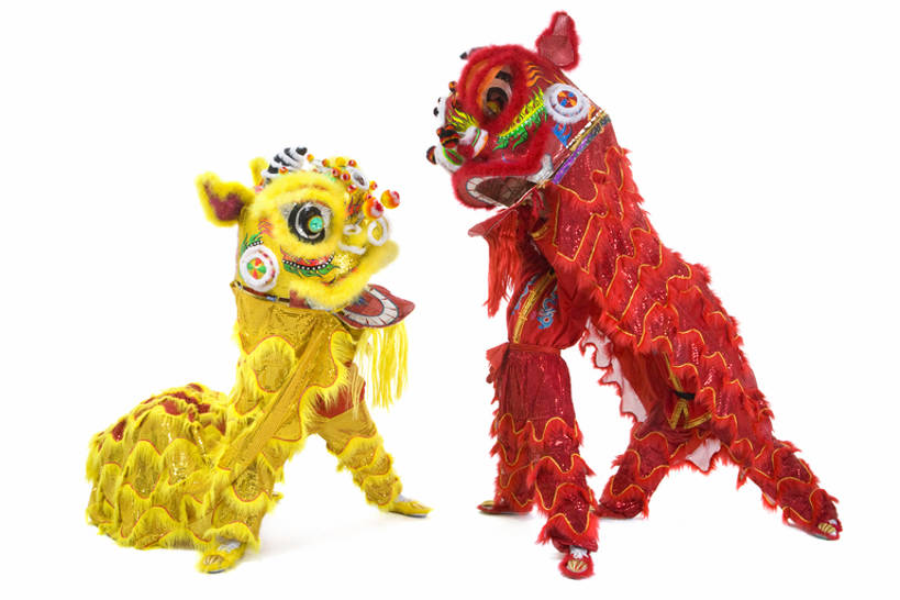 东方人,成年人,两个人,站,微笑,横图,留白,白色背景,侧面,游戏,快乐,兴奋,运气,骄傲,合作,团队,竞争,中国,春节,亚洲,舞狮,表演,咆哮,欢呼,朦胧,模糊,庆祝,瓷器,一对,玩,娱乐,表演者,传统,刺激,扮演,黄色,红色,祈祷,张嘴,休闲,概念,面对面,活力,力量,活动,演出,享乐,发泄,消遣,智力,中国文化,亚洲狮,典礼,演出服,张大嘴巴,东亚,东亚文化,鬃毛,北京市,勇气,宣泄,元旦,技能,男人,男性,年轻男性,亚洲人,中国人,年轻人,张开嘴,玩耍,嬉戏,彩图,全身,影棚拍摄,传统服装,欢乐,舞蹈,传统文化,传统节日,bj175