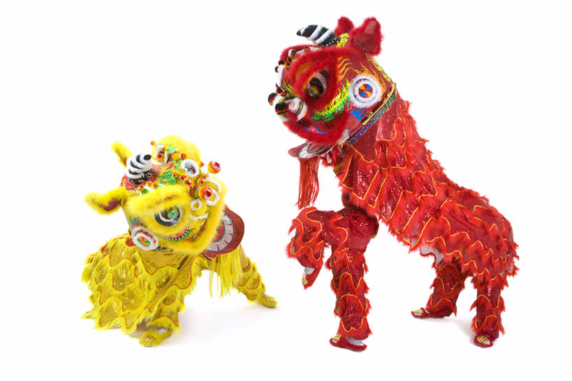 东方人,成年人,两个人,站,微笑,横图,留白,白色背景,正面,游戏,快乐,兴奋,运气,骄傲,合作,团队,竞争,中国,春节,亚洲,舞狮,表演,咆哮,欢呼,朦胧,模糊,庆祝,瓷器,一对,玩,娱乐,表演者,传统,刺激,扮演,黄色,红色,祈祷,站着,张嘴,休闲,概念,面对面,活力,力量,活动,单腿,演出,享乐,发泄,消遣,智力,中国文化,亚洲狮,典礼,演出服,张大嘴巴,东亚,东亚文化,鬃毛,北京市,勇气,宣泄,元旦,技能,男人,男性,年轻男性,亚洲人,中国人,年轻人,张开嘴,玩耍,嬉戏,站立,彩图,全身,影棚拍摄,传统服装,欢乐,舞蹈,传统文化,传统节日,bj175