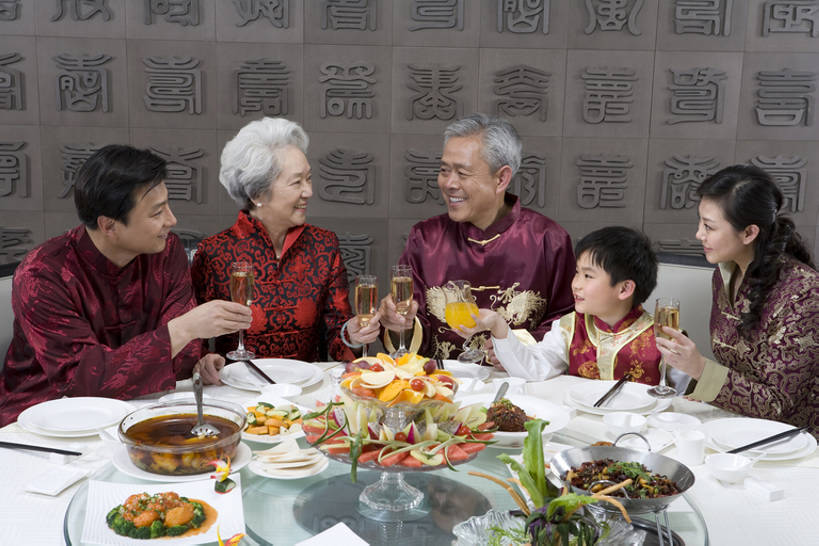 东方人,儿童,成年人,中年人,老年人,家庭,父母,母亲,父亲,女儿,儿子,祖父母,祖母,祖父,站,微笑,横图,室内,白天,正面,吃饭,聚会,生日,晚餐,幸福,纯洁,成功,餐桌,家具,筷子,水果,玻璃,北京,中国,春节,亚洲,五个人,一排,连接,旗袍,欢呼,丰富,庆祝,整齐,并排,美味,传统,饮食,排列,小孩,盘子,转盘,碗,中国菜,香槟,站着,温暖,温馨,一家人,汉字,放松,可爱,童年,童趣,举杯,摄影,生活方式,和睦,退休,高雅,享乐,膳食,成就,队列,宴会,中国文化,桔子汁,华贵,童真,东亚,烂漫,无邪,陪同,陪伴,天真,老年男性,老年女性,男孩,男人,男性,年轻女性,女人,女性,中年男性,亚洲人,中国人,孩子,年轻人,全家福,孙子,休闲活动,站立,坐着,半身,彩图,传统服装,欢乐,餐馆,融洽,男生,传统文化,传统节日,伴随,bj175