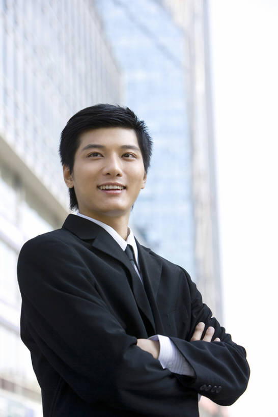 东方人,成年人,一个人,商务人士,商务男性,办公室,笑,双手交叉,微笑,露齿笑,室外,白天,侧面,衬衫,西装,商务,快乐,满意,幸福,热情,成功,信心,城市,建筑,北京,中国,亚洲,仅一个男性,仅一个人,套装,正装,领带,注视,方向,仅一个年轻男性,观察,看,站着,职业,办公大楼,力量,摄影,观看,希望,权威,察看,双手抱胸,享乐,成就,都市风光,关注,肖像,商务装,梦想,工薪阶层,东亚,一套,想法,男人,男性,年轻男性,亚洲人,中国人,年轻人,白领,上班族,半身,彩图,衬衣,高层建筑,中央商务区,bj175