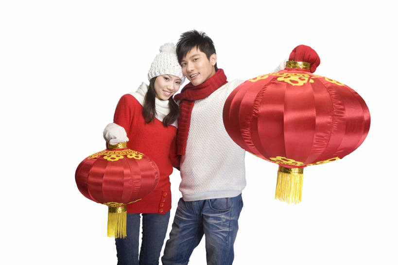 东方人,成年人,两个人,笑,微笑,露齿笑,横图,白色背景,正面,毛衣,爱情,快乐,幸福,运气,帽子,照明,北京,中国,春节,亚洲,庆祝,灯笼,纸灯笼,冬天,浪漫,拿着,注视,刺激,红色,围巾,灯具,观察,看,温暖,温馨,恩爱,寒冷,搭,恋人,摄影,观看,照亮,和睦,察看,照明设备,搭着,关注,中国文化,东亚,陪同,编织帽,元旦,陪伴,男人,男性,年轻男性,年轻女性,女人,女性,亚洲人,中国人,年轻人,情侣,彩图,影棚拍摄,雪靴,伴侣,融洽,伴随,bj175