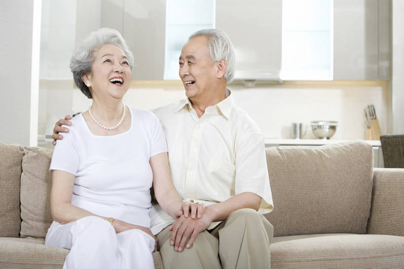 东方人,老年人,两个人,家庭,家,客厅,笑,微笑,露齿笑,横图,室内,白天,正面,快乐,厨房,沙发,珠宝,北京,中国,亚洲,珍珠,白色,张嘴,温暖,温馨,一家人,面对面,摄影,生活方式,和睦,退休,起居室,关爱,肖像,张大嘴巴,东亚,陪同,陪伴,老年女性,男人,男性,女人,女性,亚洲人,中国人,张开嘴,触摸,手牵手,彩图,爱,深情,融洽,人老心不老,伴随,bj175