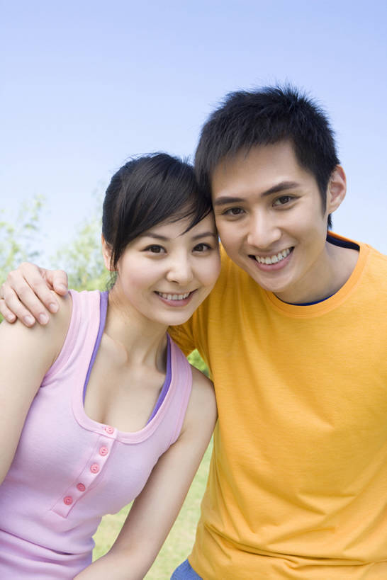 东方人,两个人,夫妻,笑,微笑,露齿笑,竖图,彩色,室外,白天,正面,爱情,时尚,快乐,友谊,北京,中国,亚洲,一排,整齐,浪漫,注视,休闲装,排列,天空,春天,夏天,观察,看,温暖,温馨,恩爱,搭,恋人,摄影,生活方式,观看,五颜六色,色彩斑斓,和睦,察看,酷,搭着,队列,关爱,关注,肖像,五彩缤纷,东亚,陪同,万里无云,五彩斑斓,陪伴,五光十色,异性恋,男人,男性,年轻男性,年轻女性,女人,女性,亚洲人,中国人,年轻人,夫妇,情侣,拥抱,半身,彩图,爱,伴侣,融洽,伴随,bj175
