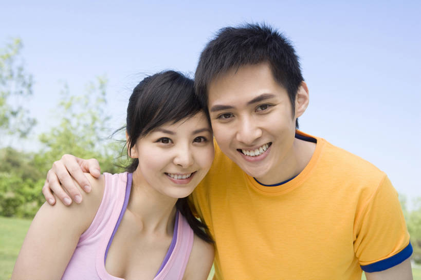 东方人,脸,头,脸颊,两个人,夫妻,笑,微笑,露齿笑,横图,彩色,室外,白天,正面,爱情,时尚,快乐,友谊,北京,中国,亚洲,一排,整齐,浪漫,注视,休闲装,肩膀,排列,天空,春天,夏天,观察,看,温暖,温馨,恩爱,搭,恋人,摄影,生活方式,观看,五颜六色,色彩斑斓,和睦,察看,酷,搭着,队列,关爱,关注,肖像,五彩缤纷,东亚,陪同,万里无云,五彩斑斓,陪伴,五光十色,异性恋,男人,男性,年轻男性,年轻女性,女人,女性,亚洲人,中国人,年轻人,头部,脸部,脸蛋,面部,夫妇,情侣,拥抱,彩图,爱,伴侣,融洽,伴随,bj175