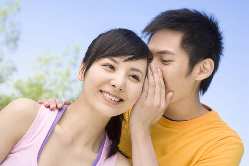 东方人,脸,头,耳朵,脸颊,两个人,夫妻,笑,说,微笑,露齿笑,横图,彩色,室外,白天,正面,爱情,时尚,讨论,快乐,神秘,北京,中国,亚洲,并排,浪漫,休闲装,肩膀,天空,春天,夏天,温暖,温馨,调情,恩爱,恋人,摄影,生活方式,五颜六色,色彩斑斓,和睦,酷,关爱,秘密,肖像,私密,耳语,五彩缤纷,东亚,陪同,万里无云,五彩斑斓,陪伴,五光十色,异性恋,交流,男人,男性,年轻男性,年轻女性,女人,女性,亚洲人,中国人,年轻人,头部,耳,耳部,脸部,脸蛋,面部,夫妇,情侣,沟通,讲话,交谈,商讨,说话,谈话,彩图,爱,伴侣,融洽,隐秘,伴随,bj175