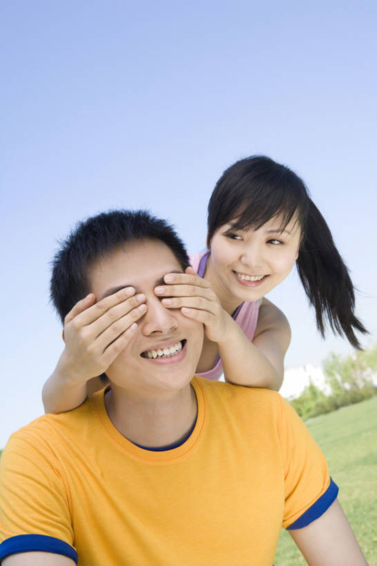 东方人,脸,头,脸颊,两个人,夫妻,笑,摸,微笑,露齿笑,竖图,彩色,室外,白天,正面,爱情,时尚,游戏,快乐,北京,中国,亚洲,抚摸,并排,浪漫,玩,休闲装,娱乐,肩膀,天空,春天,夏天,休闲,温暖,温馨,调情,恩爱,遮,遮掩,恋人,摄影,生活方式,活动,五颜六色,色彩斑斓,和睦,掩盖,酷,遮挡,发泄,关爱,消遣,智力,五彩缤纷,东亚,遮盖,陪同,万里无云,宣泄,掩饰,五彩斑斓,陪伴,五光十色,异性恋,男人,男性,年轻男性,年轻女性,女人,女性,亚洲人,中国人,年轻人,头部,脸部,脸蛋,面部,夫妇,情侣,触摸,接触,玩耍,嬉戏,彩图,爱,伴侣,融洽,伴随,bj175