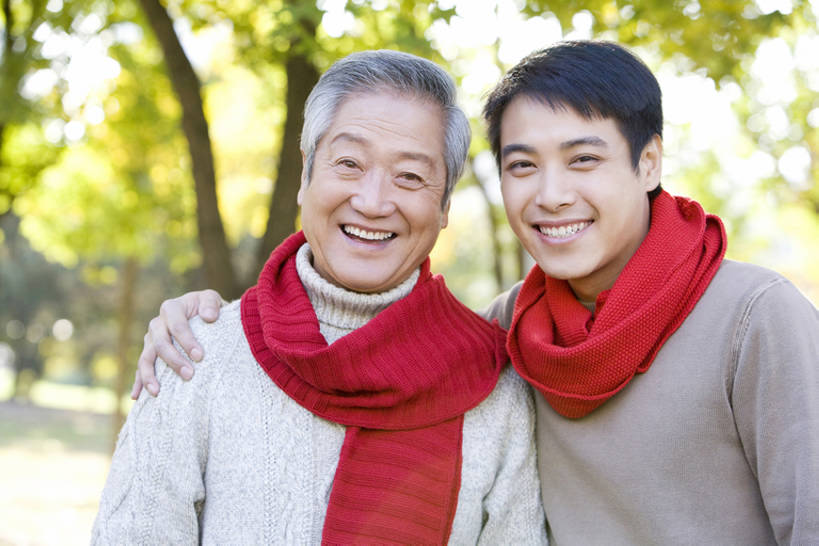 东方人,老年人,两个人,家庭,父亲,女儿,儿子,笑,微笑,露齿笑,横图,竖图,室外,白天,留白,正面,毛衣,快乐,中国,亚洲,注视,休闲装,树,停车,红色,围巾,社区,观察,看,休闲,温暖,温馨,父子,一家人,搭,观看,和睦,察看,搭着,关注,亲情,东亚,北京市,老年男性,男人,男性,年轻男性,亚洲人,中国人,年轻人,秋天,半身,彩图,融洽,林区,bj175