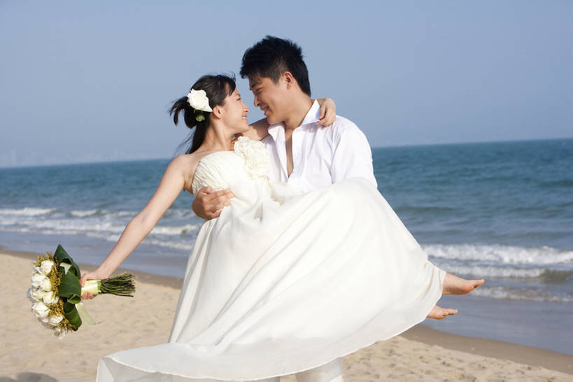 东方人,两个人,夫妻,丈夫,妻子,新娘,新郎,笑,微笑,露齿笑,横图,室外,白天,正面,婚纱,衬衫,爱情,婚礼,旅游,度假,快乐,幸福,海洋,水,玫瑰,三亚,日光,中国,亚洲,连接,沙子,水边,水平线,半空,浪漫,光脚,娱乐,蓝色,白色,蓝天,波浪,花束,夏天,站着,享受,休闲,面对面,赤脚,恩爱,放松,活力,亲密,搭,恋人,摄影,流动,生活方式,高雅,热带气候,享乐,搭着,运送,蜜月,东亚,陪同,海南岛,陪伴,开端,无忧无虑,男人,男性,年轻男性,年轻女性,女人,女性,亚洲人,中国人,年轻人,夫妇,情侣,海滩,拥抱,彩图,全身,旅行,爱,欢乐,深情,伴侣,和蔼,订婚,伴随,bj175