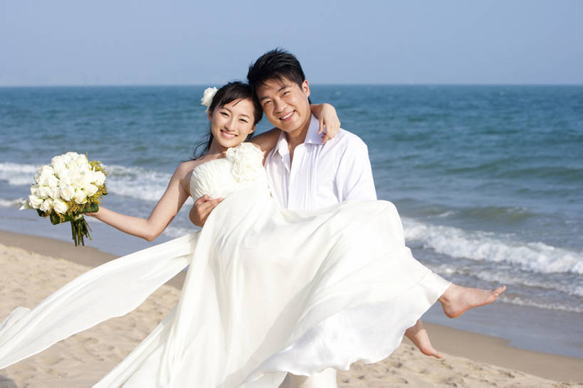 东方人,两个人,夫妻,丈夫,妻子,新娘,新郎,笑,微笑,露齿笑,横图,室外,白天,正面,婚纱,衬衫,爱情,婚礼,旅游,度假,快乐,幸福,海洋,水,玫瑰,三亚,日光,中国,亚洲,连接,沙子,水边,水平线,半空,浪漫,注视,光脚,娱乐,蓝色,白色,蓝天,波浪,花束,夏天,观察,看,站着,享受,休闲,赤脚,恩爱,放松,活力,亲密,搭,恋人,摄影,流动,生活方式,观看,察看,高雅,热带气候,享乐,搭着,关注,运送,蜜月,东亚,陪同,海南岛,陪伴,开端,无忧无虑,男人,男性,年轻男性,年轻女性,女人,女性,亚洲人,中国人,年轻人,夫妇,情侣,海滩,拥抱,彩图,全身,旅行,爱,欢乐,深情,伴侣,和蔼,订婚,伴随,bj175