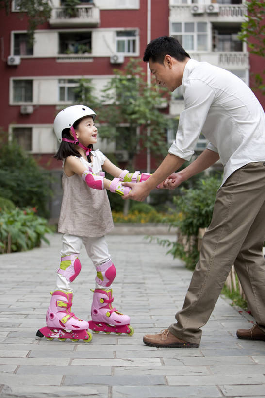 东方人,儿童,中年人,两个人,家庭,父亲,女儿,公园,站,微笑,竖图,室外,侧面,衬衫,游戏,快乐,幸福,纯洁,滚轴溜冰,北京,中国,亚洲,连接,服装,头盔,旱冰鞋,溜冰鞋,旱冰,联系,玩,休闲装,娱乐,刺激,小孩,衣服,社区,站着,休闲,温暖,温馨,一家人,面对面,轮滑鞋,可爱,乐趣,童年,童趣,摄影,服饰,活动,协助,和睦,享乐,衣着,穿着,发泄,关爱,消遣,智力,滑冰鞋,童真,东亚,烂漫,无邪,宣泄,单排轮滑,衣饰,天真,溜冰,轮滑,男孩,男人,男性,女孩,女人,中年男性,亚洲人,中国人,孩子,休闲活动,手牵手,玩耍,嬉戏,站立,彩图,全身,爱,深情,融洽,男生,bj175