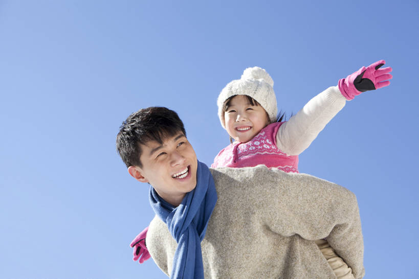 东方人,儿童,背,两个人,家庭,父亲,女儿,笑,微笑,露齿笑,横图,室外,白天,快乐,幸福,纯洁,帽子,中国,亚洲,冬天,拿着,注视,休闲装,飞,小孩,蓝色,天空,围巾,背着,观察,看,父女,寒冷,可爱,乐趣,童年,童趣,摄影,观看,察看,享乐,关注,童真,东亚,烂漫,无邪,陪同,万里无云,编织帽,河北省,背负,陪伴,天真,男人,男性,女孩,亚洲人,中国人,孩子,年轻人,张开手臂,彩图,爱,深情,伴随,bj175