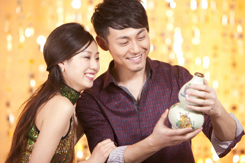 东方人,两个人,夫妻,商店,笑,微笑,露齿笑,横图,室内,正面,衬衫,爱情,购物,时尚,性感,快乐,幸福,北京,中国,亚洲,并排,陶瓷制品,浪漫,拿着,温暖,温馨,恩爱,财富,短裙,恋人,摄影,古董,和睦,珍贵,高雅,享乐,华贵,东亚,异性恋,男人,年轻男性,年轻女性,女人,亚洲人,中国人,年轻人,夫妇,情侣,半身,彩图,爱,欢乐,伴侣,魅力,融洽,古董店,挨着,bj175