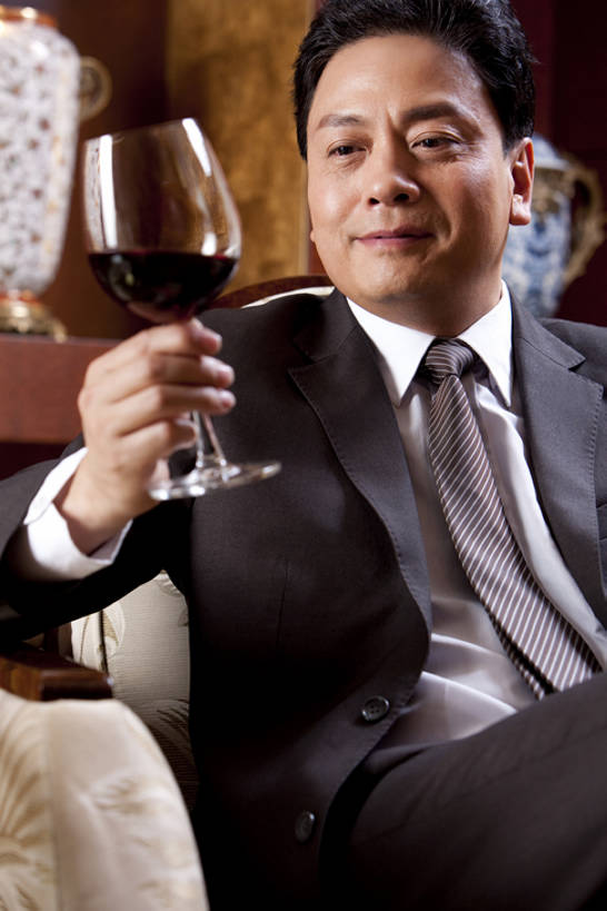 葡萄酒,东方人,成年人,中年人,老年人,一个人,商务人士,商务男性,坐,竖图,室内,正面,衬衫,商务,奢侈,快乐,满意,幸福,骄傲,成功,信心,技术,北京,中国,亚洲,仅一个男性,仅一个人,仅一个中年男性,喝,套装,酒类,豪华,拿着,注视,娱乐,饮食,会所,酒,饮料,观察,看,思考,红葡萄酒,放松,想,财富,俱乐部,摄影,生活方式,观看,技巧,华丽,权威,察看,专心,享乐,葡萄酒杯,成就,关注,华贵,手艺,商务装,品酒,工薪阶层,东亚,欧洲文化,富丽,华美,贵宾室,技能,技艺,判断,老年男性,男人,男性,中年男性,亚洲人,中国人,白领,上班族,休闲活动,半身,彩图,衬衣,妙技,本领,华侈,奢华,尝,首席执行官,头等舱,上层阶级,社交,感知,bj175