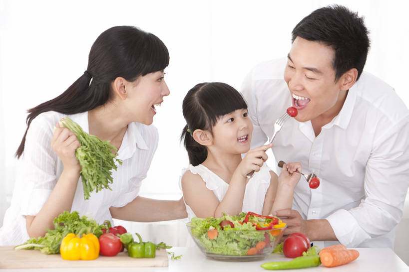 东方人,儿童,成年人,中年人,三个人,家庭,母亲,父亲,女儿,家,站,吃,微笑,横图,室内,白天,正面,长时间曝光,衬衫,游戏,快乐,满意,幸福,纯洁,厨房,桌子,蔬菜,西红柿,北京,日光,中国,亚洲,连接,准备,叉,灶台,沙拉,食品,玩,拿着,休闲装,娱乐,饮食,小孩,白色,碗,站着,休闲,健康,温暖,温馨,一家人,素食,可爱,乐趣,童年,童趣,搭,摄影,有机食品,生活方式,活动,协调,和睦,优美,享乐,简单,膳食,搭着,发泄,清新,消遣,智力,曝光,童真,东亚,烂漫,无邪,健康食物,陪同,宣泄,喂养,陪伴,无忧无虑,天真,男孩,男人,男性,年轻女性,女孩,女人,女性,中年男性,亚洲人,中国人,孩子,年轻人,樱桃番茄,玩耍,嬉戏,站立,半身,彩图,爱,深情,融洽,男生,例行公事,伴随,bj175