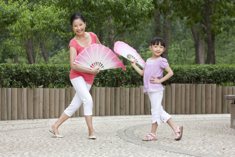 东方人,儿童,成年人,中年人,老年人,两个人,家庭,祖母,公园,微笑,横图,室外,白天,正面,锻炼,旅游,度假,游戏,快乐,满意,幸福,纯洁,美景,北京,中国,亚洲,并排,景观,年轻,玩,注视,休闲装,娱乐,传统,刺激,树,小孩,绿色,自然,夏天,叉腰,观察,看,手势,享受,休闲,健康,温暖,温馨,一家人,景色,放松,可爱,乐趣,童年,童趣,凝视,摄影,观看,活动,协助,和睦,察看,退休,享乐,发泄,关爱,关注,消遣,智力,中国文化,自然风光,亲情,爱好,童真,东亚,烂漫,无邪,陪同,宣泄,技能,陪伴,无忧无虑,天真,老年女性,女孩,女人,女性,亚洲人,中国人,孩子,孙女,玩耍,嬉戏,彩图,全身,欢乐,舞蹈,融洽,打手势,传统文化,精力,人老心不老,扇舞,摆拍,代沟,伴随,bj175