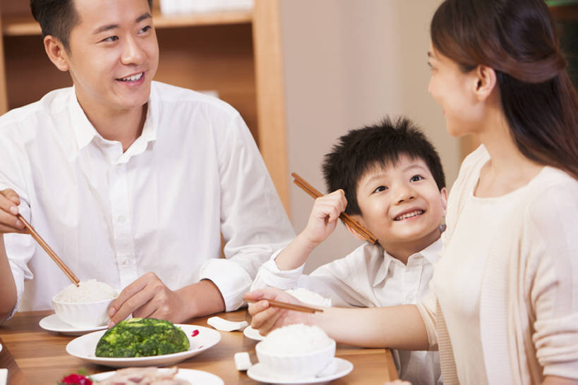 东方人,儿童,成年人,三个人,家庭,父母,母亲,父亲,儿子,站,坐,吃,横图,室内,吃饭,晚餐,午餐,快乐,幸福,纯洁,餐桌,餐具,北京,中国,亚洲,饭厅,房屋,美味,食品,休闲装,小孩,站着,休闲,温暖,温馨,一家人,面对面,可爱,童年,童趣,摄影,生活方式,和睦,住房,膳食,关爱,亲情,童真,东亚,烂漫,无邪,陪同,陪伴,天真,男孩,男人,男性,年轻男性,年轻女性,女人,女性,亚洲人,中国人,孩子,年轻人,站立,半身,彩图,融洽,男生,挨着,伴随,bj175