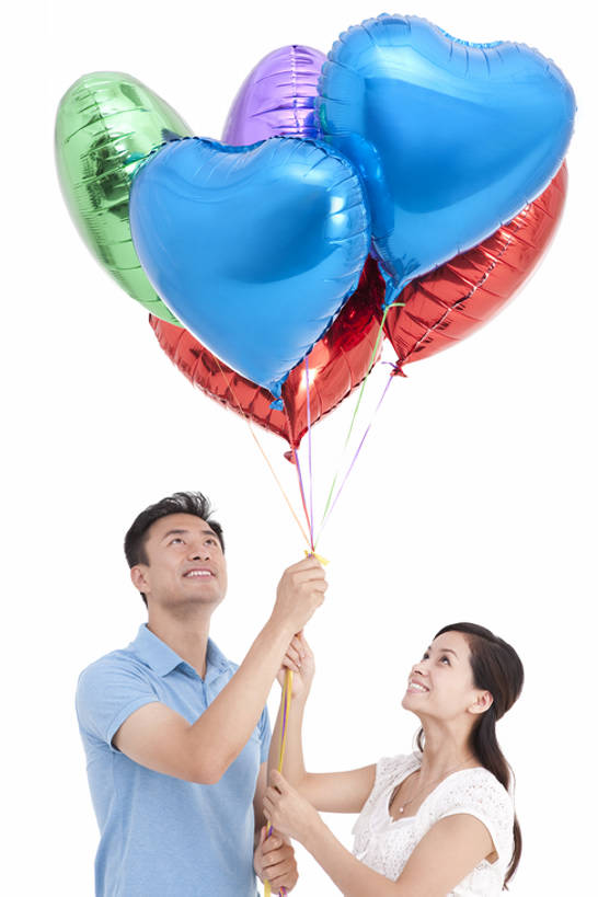 东方人,成年人,两个人,丈夫,妻子,笑,微笑,露齿笑,竖图,彩色,留白,白色背景,正面,快乐,幸福,北京,中国,亚洲,并排,浪漫,串,拿着,休闲装,气球,向上看,休闲,放松,乐趣,摄影,影棚,生活方式,五颜六色,色彩斑斓,享乐,摄影棚,五彩缤纷,东亚,陪同,五彩斑斓,陪伴,五光十色,异性恋,男人,男性,年轻男性,年轻女性,女人,女性,亚洲人,中国人,年轻人,心型,仰头,半身,彩图,影棚拍摄,爱,欢乐,深情,拍摄,伴侣,挨着,伴随,bj175