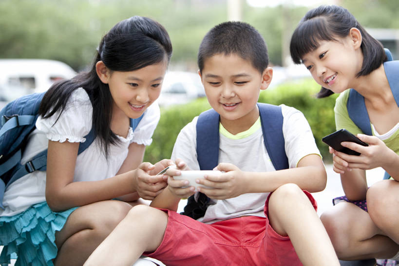 东方人,儿童,三个人,学生,学校,教学楼,操场,运动场,坐,蹲,笑,微笑,露齿笑,横图,室外,白天,正面,时尚,游戏,快乐,通讯,友谊,幸福,纯洁,分享,互联网,科技,城市,手机,北京,中国,亚洲,并排,书包,教育,玩,拿着,休闲装,娱乐,体育场,校园,小孩,背包,夏天,休闲,教室,放松,个性,活力,可爱,乐趣,童年,童趣,摄影,游戏机,田径场,生长,生活方式,活动,便利,酷,掌上游戏机,享乐,都市风光,发泄,消遣,智力,发短信,掌机,网上冲浪,童真,智能手机,东亚,烂漫,无邪,陪同,便携式游戏机,手提游戏机,宣泄,无线电技术,陪伴,无忧无虑,天真,男孩,女孩,亚洲人,中国人,孩子,休闲活动,玩耍,嬉戏,彩图,欢乐,教学大楼,小学,男生,女生,小学生,挨着,计算机游戏,伴随,bj175