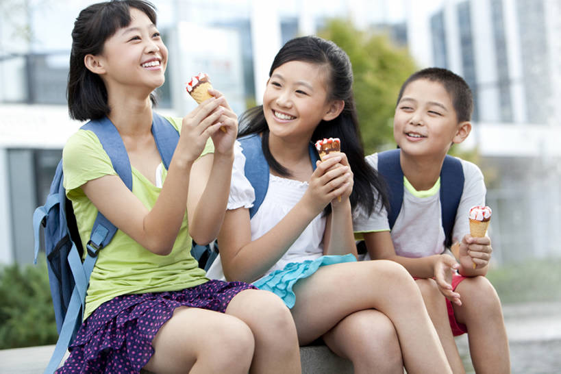 东方人,儿童,三个人,学生,学校,教学楼,操场,运动场,坐,笑,吃,微笑,露齿笑,横图,室外,白天,正面,快乐,友谊,幸福,纯洁,北京,中国,亚洲,并排,书包,教育,拿着,休闲装,体育场,校园,小孩,夏天,休闲,教室,冰淇淋,放松,活力,可爱,乐趣,童年,童趣,摄影,田径场,生长,生活方式,享乐,童真,东亚,烂漫,无邪,陪同,陪伴,无忧无虑,天真,男孩,女孩,亚洲人,中国人,孩子,休闲活动,彩图,欢乐,教学大楼,小学,男生,女生,小学生,挨着,冰淇淋蛋卷,伴随,bj175