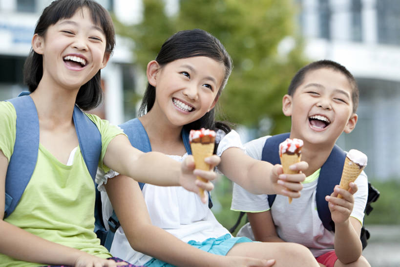 东方人,儿童,三个人,学生,学校,教学楼,操场,运动场,坐,笑,吃,微笑,露齿笑,横图,室外,白天,正面,快乐,友谊,幸福,纯洁,信心,北京,中国,亚洲,并排,书包,教育,拿着,注视,休闲装,体育场,校园,小孩,夏天,观察,看,休闲,教室,冰淇淋,放松,活力,可爱,乐趣,童年,童趣,摄影,田径场,生长,生活方式,观看,察看,享乐,关注,童真,东亚,烂漫,无邪,陪同,陪伴,无忧无虑,天真,男孩,女孩,亚洲人,中国人,孩子,休闲活动,半身,彩图,欢乐,教学大楼,小学,男生,女生,小学生,尝,挨着,冰淇淋蛋卷,伴随,bj175