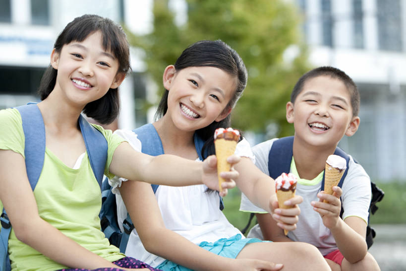 东方人,儿童,三个人,学生,学校,教学楼,操场,运动场,坐,笑,吃,微笑,露齿笑,横图,室外,白天,正面,快乐,友谊,幸福,纯洁,信心,北京,中国,亚洲,并排,书包,教育,拿着,注视,休闲装,体育场,校园,小孩,夏天,观察,看,休闲,教室,冰淇淋,放松,活力,可爱,乐趣,童年,童趣,摄影,田径场,生长,生活方式,观看,察看,享乐,关注,童真,东亚,烂漫,无邪,陪同,陪伴,无忧无虑,天真,男孩,女孩,亚洲人,中国人,孩子,休闲活动,半身,彩图,欢乐,教学大楼,小学,男生,女生,小学生,尝,挨着,冰淇淋蛋卷,伴随,bj175